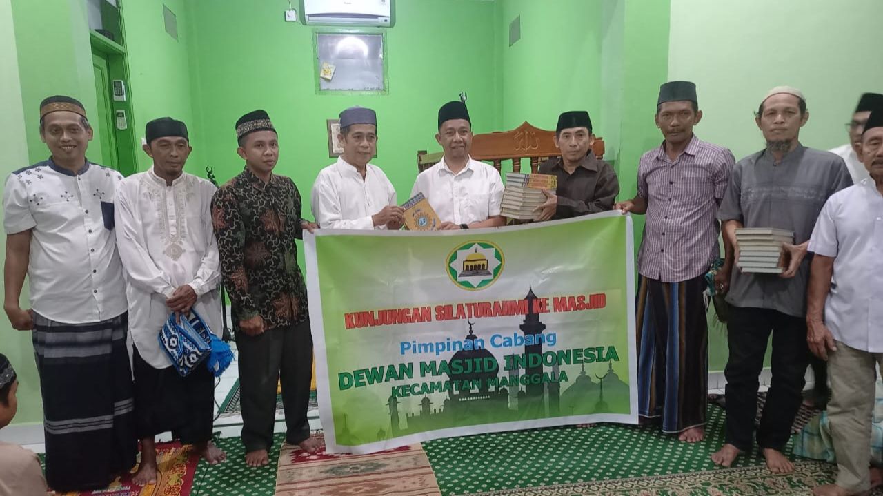 Legislator Makassar Kasrudi Bagi Al-Quran ke Sejumlah Masjid di Manggala