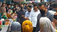 Cek Harga Komoditi di Pasar Maros, Presiden: Semuanya Cukup Stabil