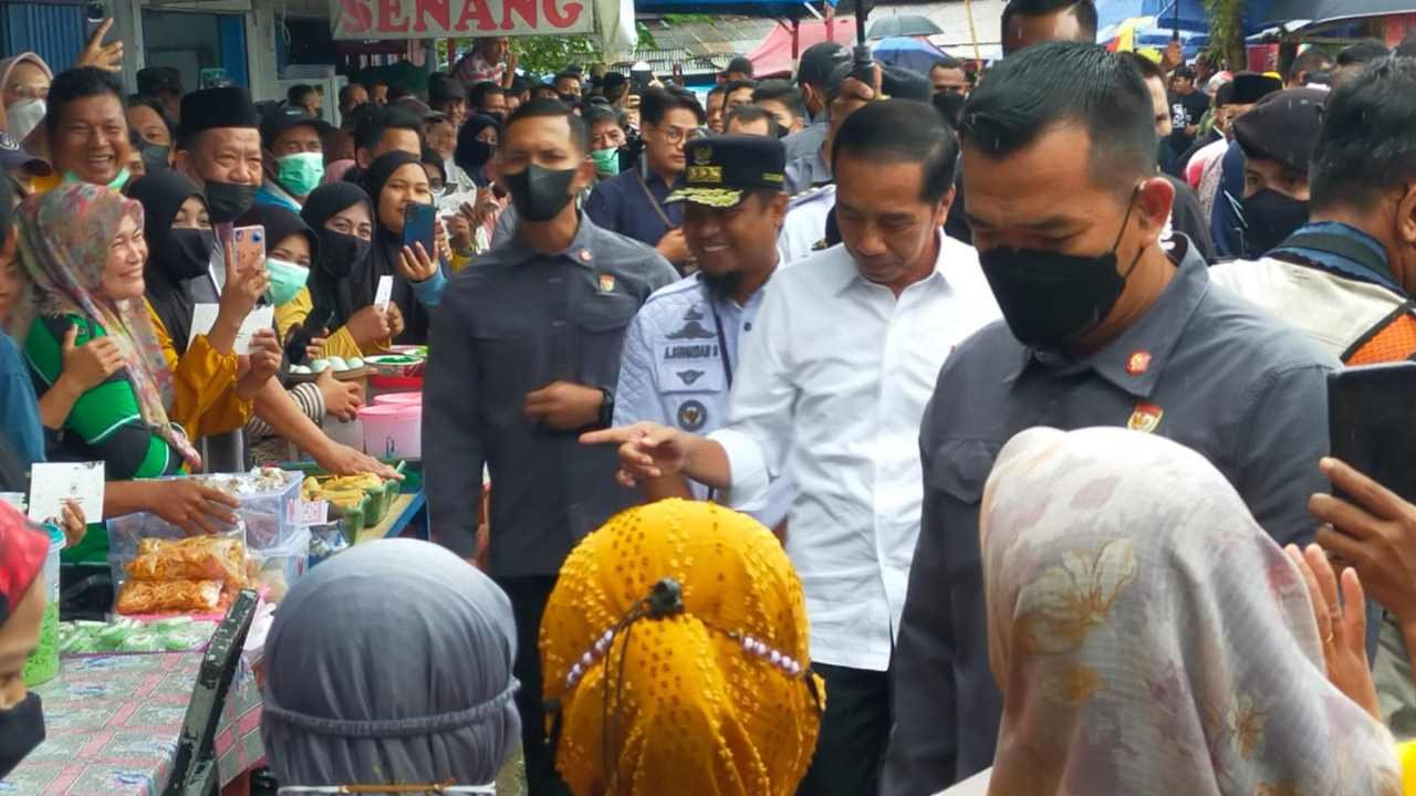 Cek Harga Komoditi di Pasar Maros, Presiden: Semuanya Cukup Stabil