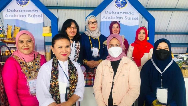Didampingi Naoemi Octarina, Iriana Joko Widodo Kagum Melihat Produk Unggulan Pameran Dekranasda Andalan Sulsel 4 Didampingi Naoemi Octarina, Iriana Joko Widodo Kagum Melihat Produk Unggulan Pameran Dekranasda Andalan Sulsel
