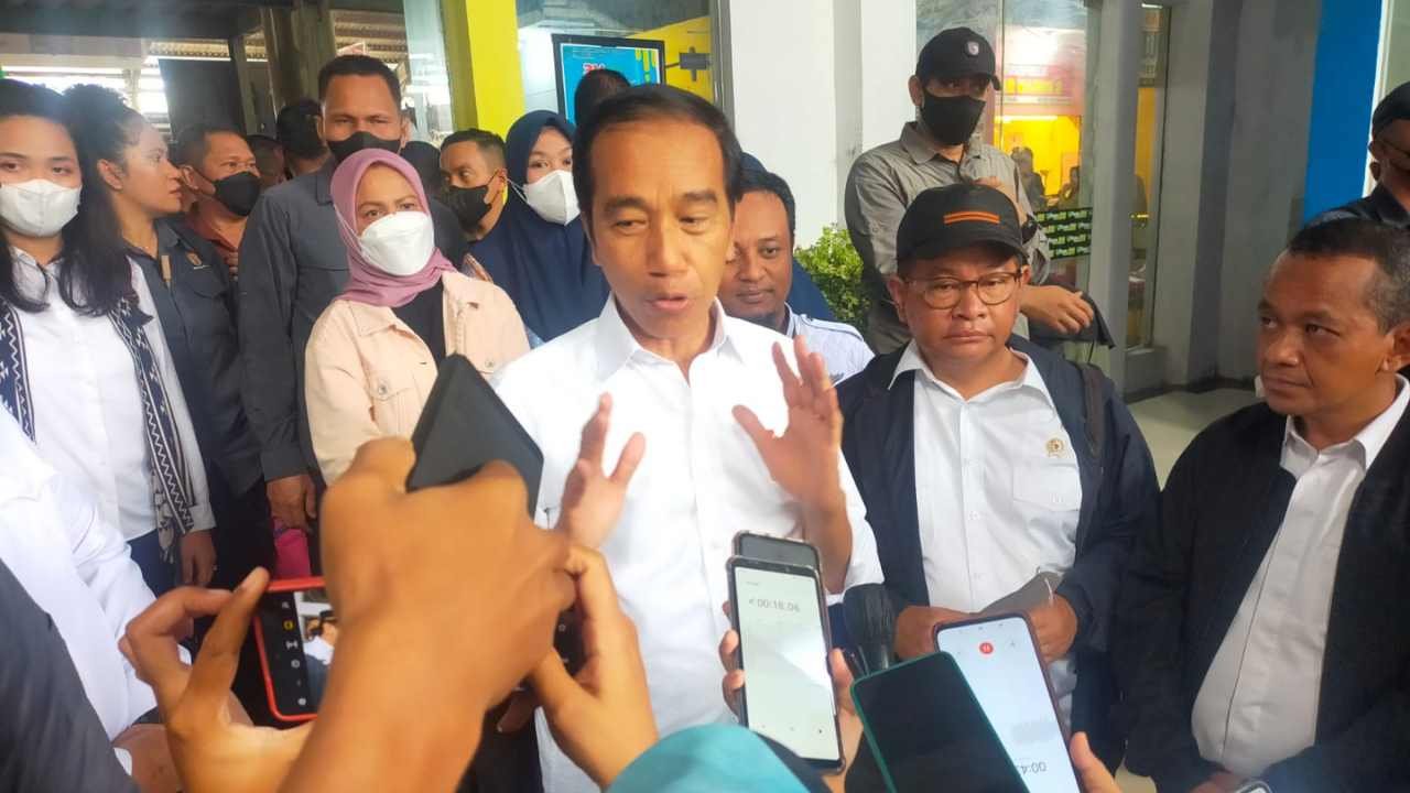 Cek Harga Komoditi di Pasar Maros, Presiden: Semuanya Cukup Stabil