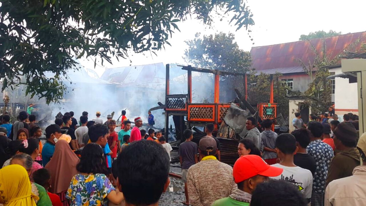 Satu Unit Rumah Panggung Hangus Dilalap Si Jago Merah di Lambupeo Bangkala