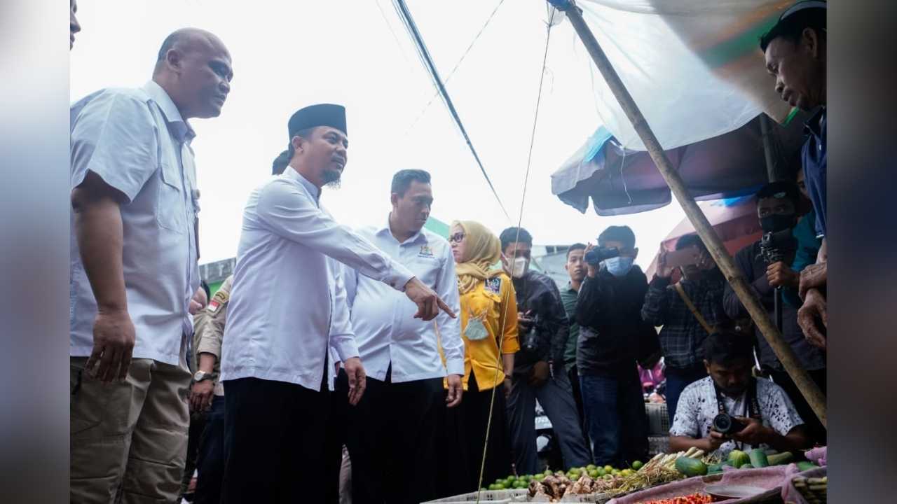 Gubernur, KPPU & Forkompimda Sulsel Pantau Bahan Pokok di Pasar Terong 2 Gubernur, KPPU & Forkompimda Sulsel Pantau Bahan Pokok di Pasar Terong