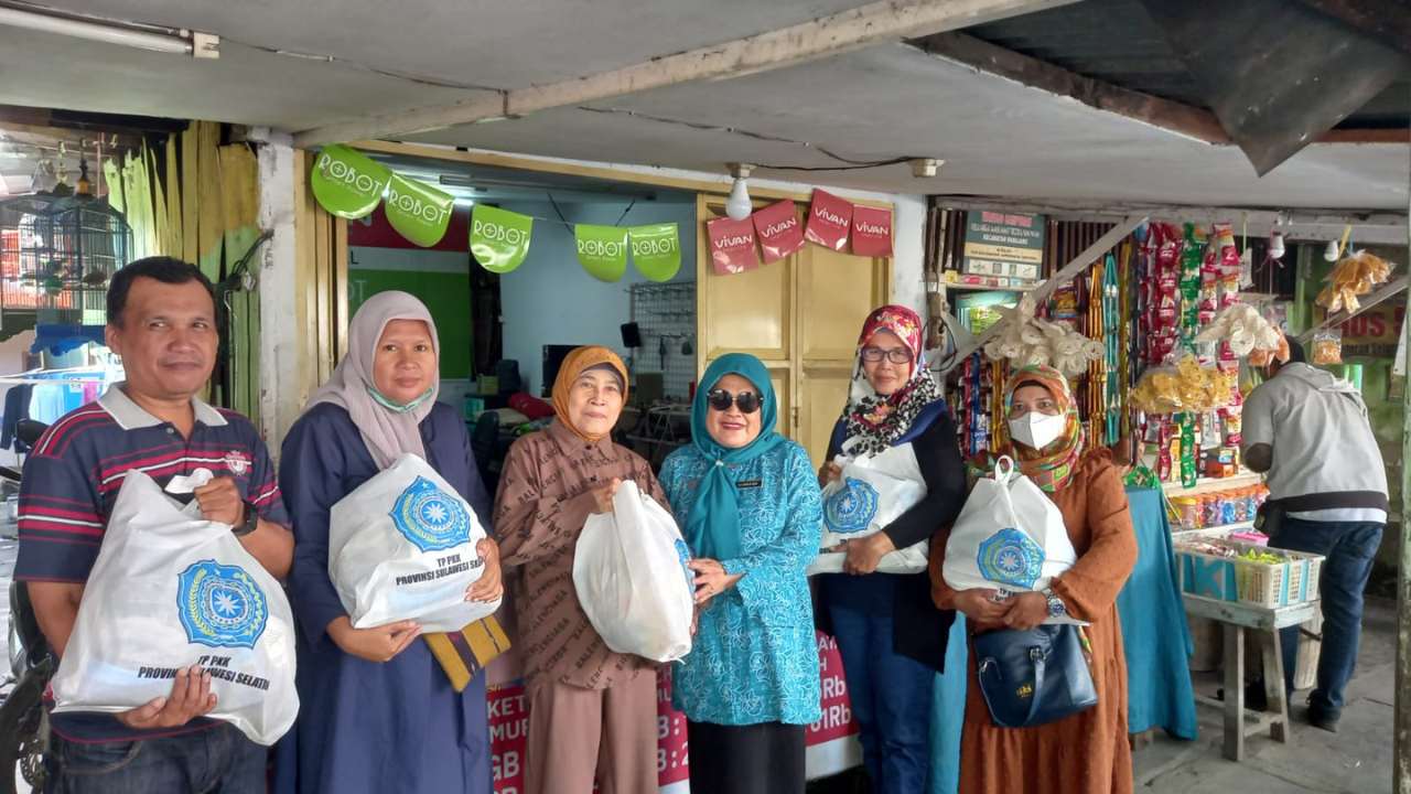 PKK Sulsel Berbagi Sembako ke Masyarakat Kurang Mampu di Makassar