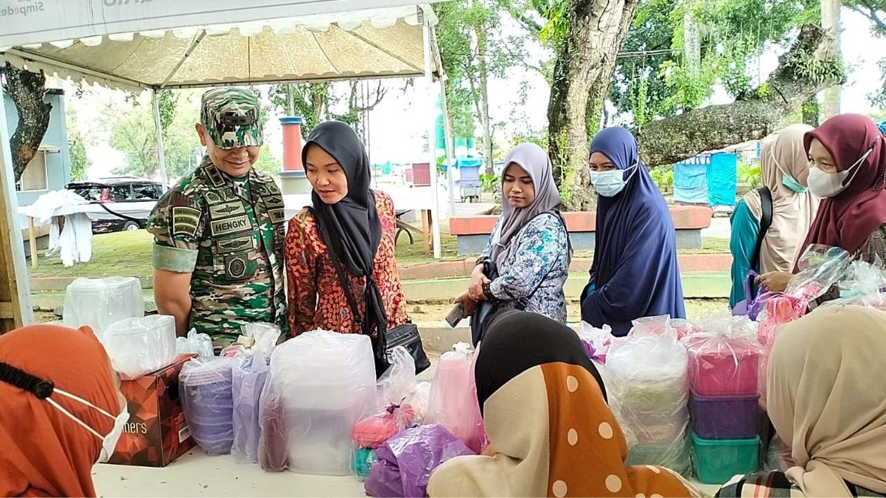 Dandim Pangkep Bersama Ketua Persit KCK Belanja Sembako & Bagikan ke Anggotanya