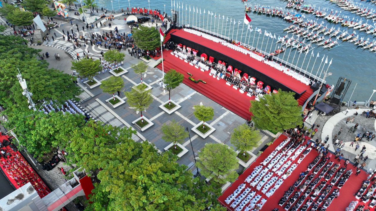 Puncak Hari OTDA ke-XXVII: 514 Bendera Kabupaten Kota se-Indonesia Dikibarkan di Laut Losari