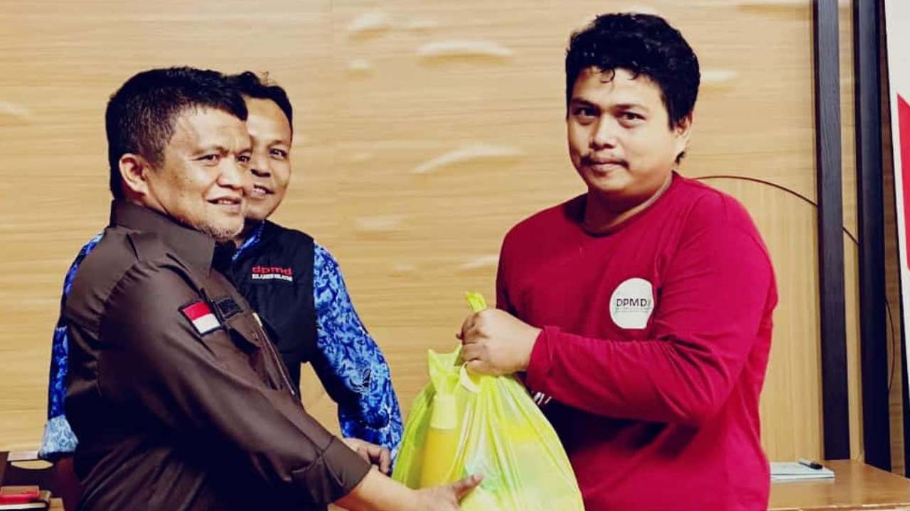 Kadis PMD Sulsel Serahkan Bantuan Sembako Bagi Non ASN