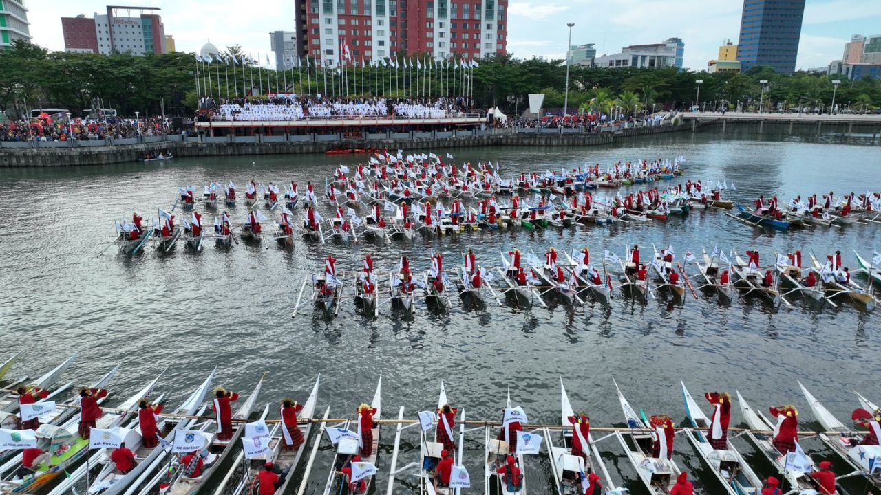 Puncak Hari OTDA ke-XXVII: 514 Bendera Kabupaten Kota se-Indonesia Dikibarkan di Laut Losari 2 Puncak Hari OTDA ke-XXVII: 514 Bendera Kabupaten Kota se-Indonesia Dikibarkan di Laut Losari