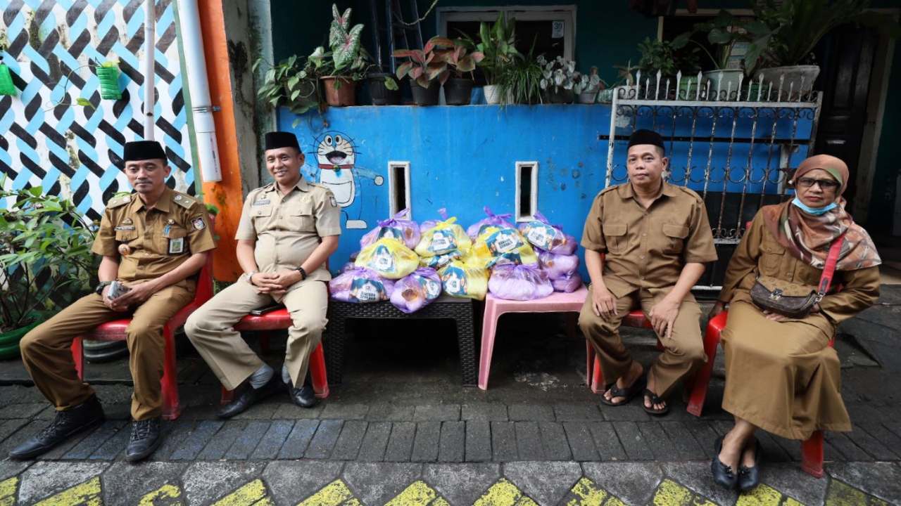 Dinas Kominfo Makassar Bagi-Bagi Paket Sembako di Dua Kelurahan 2 Dinas Kominfo Makassar Bagi-Bagi Paket Sembako di Dua Kelurahan