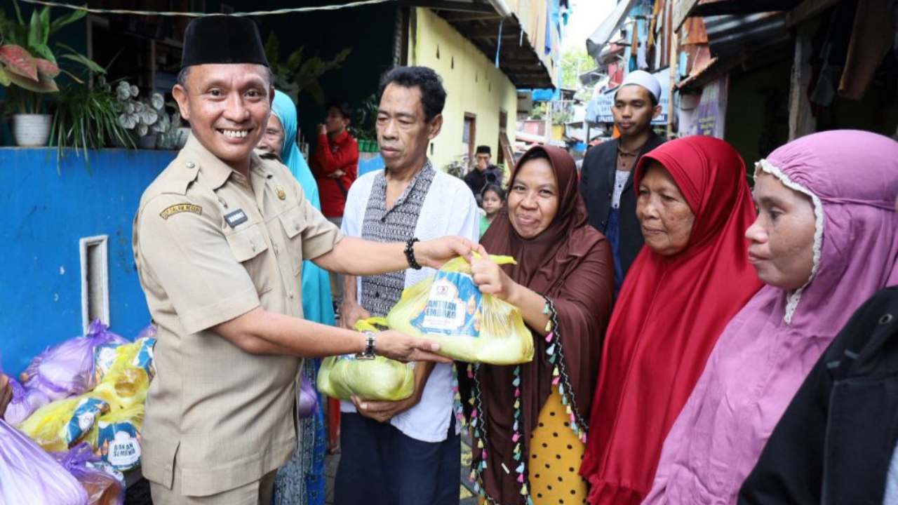 Dinas Kominfo Makassar Bagi-Bagi Paket Sembako di Dua Kelurahan