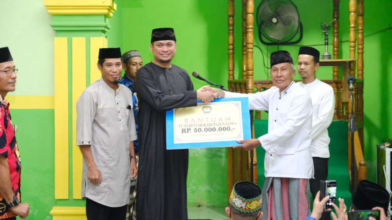 Tarawih di Bontonompo, Bupati Adnan Disambut Antusias Warga Setempat