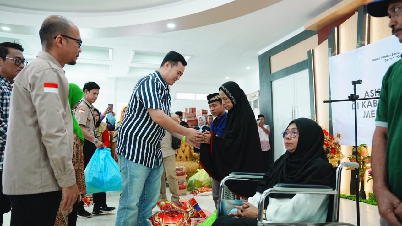 Ratusan Warga Terima Bantuan Paket Sembako, Kerjasama Pamkab Pangkep & Sentra Gau Mabaji 2 Ratusan Warga Terima Bantuan Paket Sembako, Kerjasama Pamkab Pangkep & Sentra Gau Mabaji