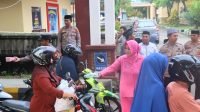 Satuan Intelkam & Binmas Polres Jeneponto Berbagi Takjil Kepada Pengguna Jalan Raya