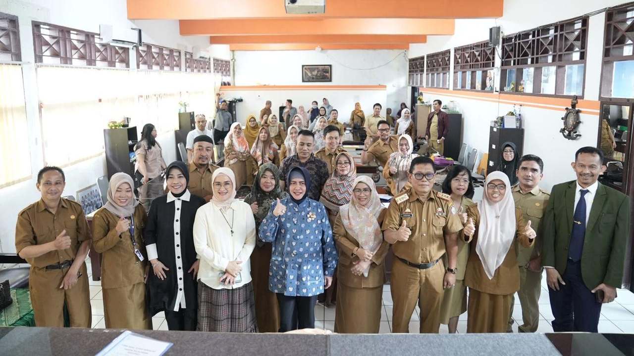 Didampingi Kadisdik Makassar Tinjau SMP 6 dan 2, Indira Inginkan Guru jadi Pendidik yang Bersahabat