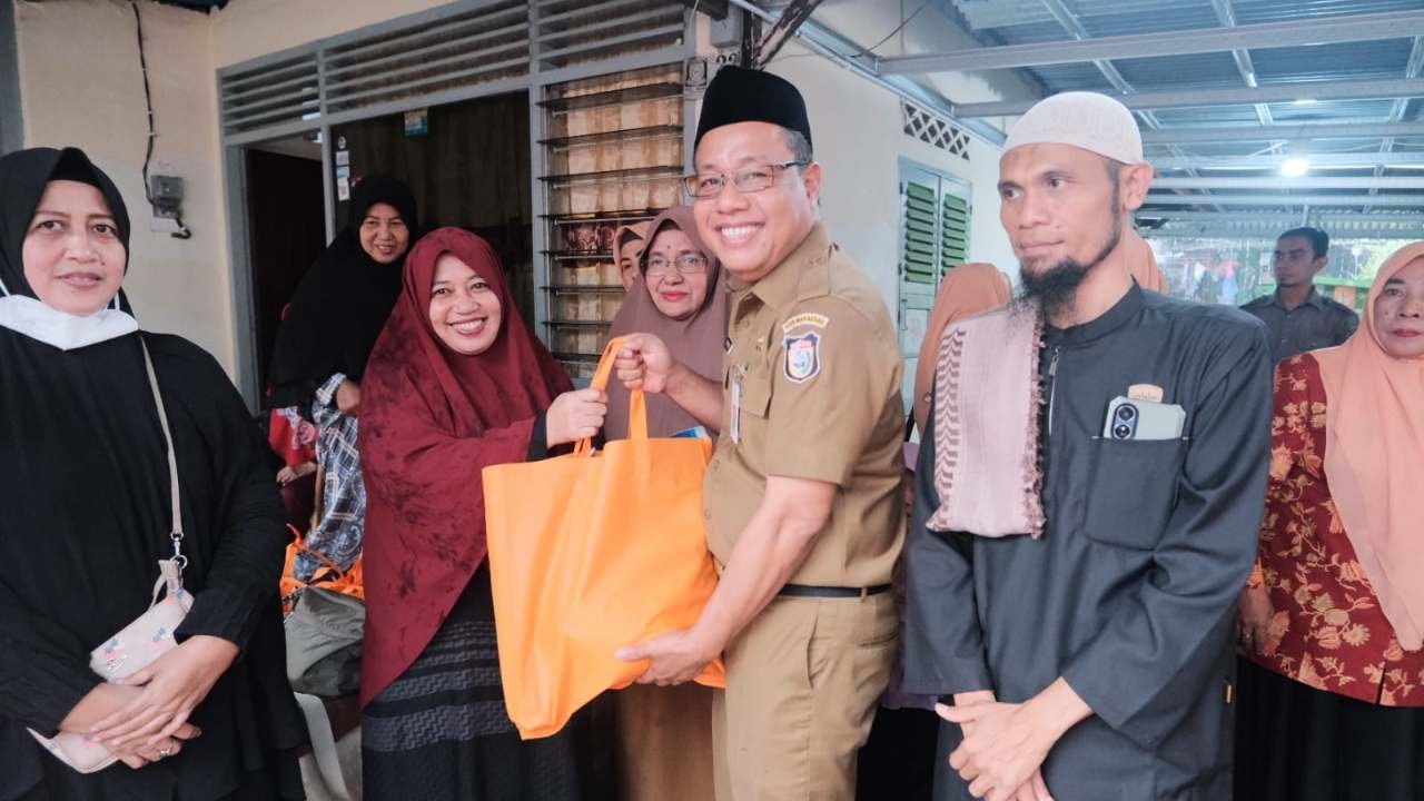 Sekwan DPRD Makassar Serahkan Bantuan di Jalan Rusa