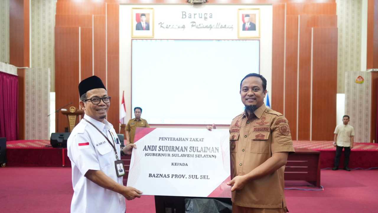 Gubernur Andi Sudirman Serahkan Zakat ke BAZNAS Sulsel