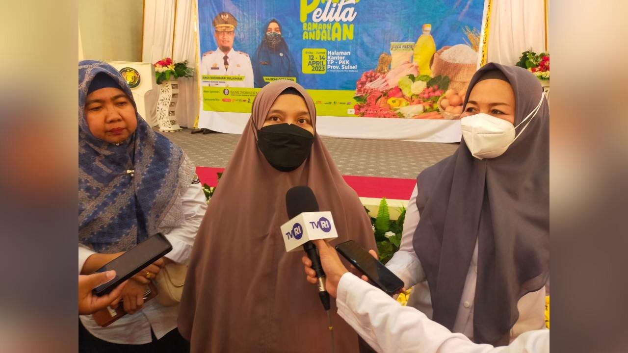 Kadisdukcapil Sulsel Dampingi Naoemi Octarina Buka Pasar Murah Pelita Ramadan
