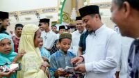 Usai Salat Berjamaah di Takalar, Gubernur Andi Sudirman Diserbu Anak-Anak