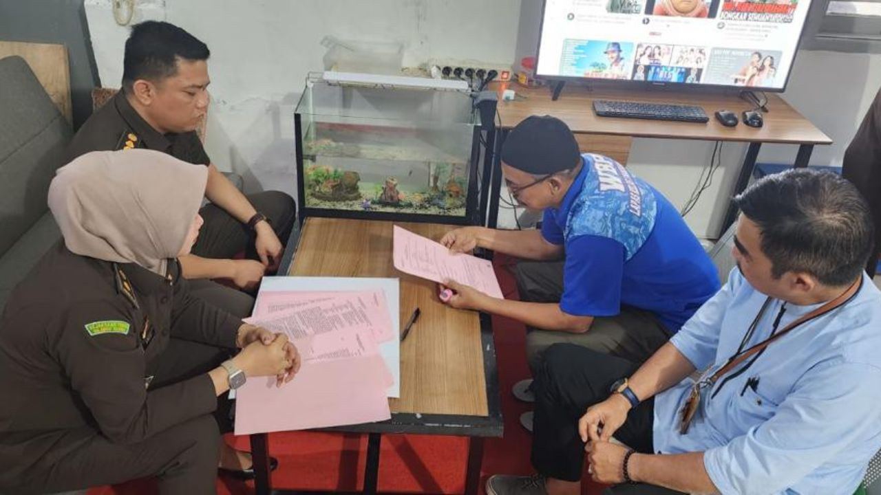 Tersangka Dugaan Korupsi Penyimpangan Penetapan Harga Jual Pasir Laut Takalar Diserahkan ke Penuntut Umum Kejati Sulsel