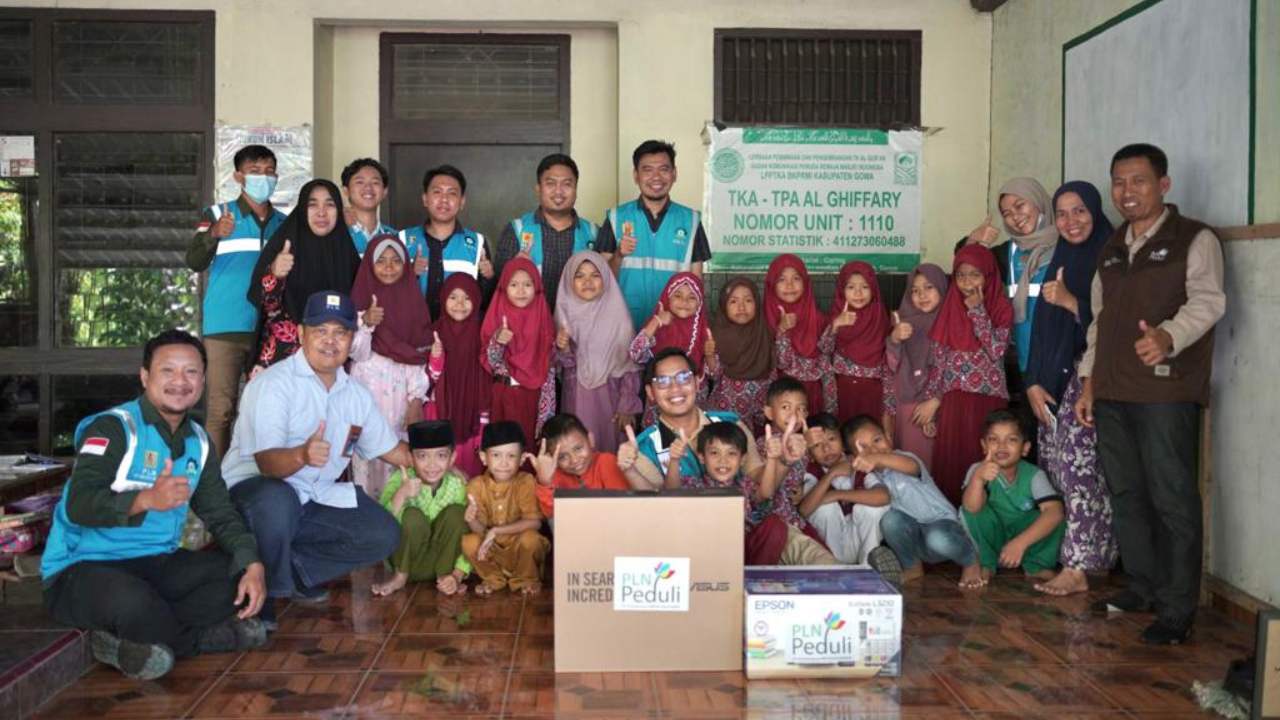 Bantu Cerdaskan Bangsa: PLN Salurkan Bantuan Komputer & Printer ke Sejumlah Pondok Pesantren di Sulsel 2 Bantu Cerdaskan Bangsa: PLN Salurkan Bantuan Komputer & Printer ke Sejumlah Pondok Pesantren di Sulsel