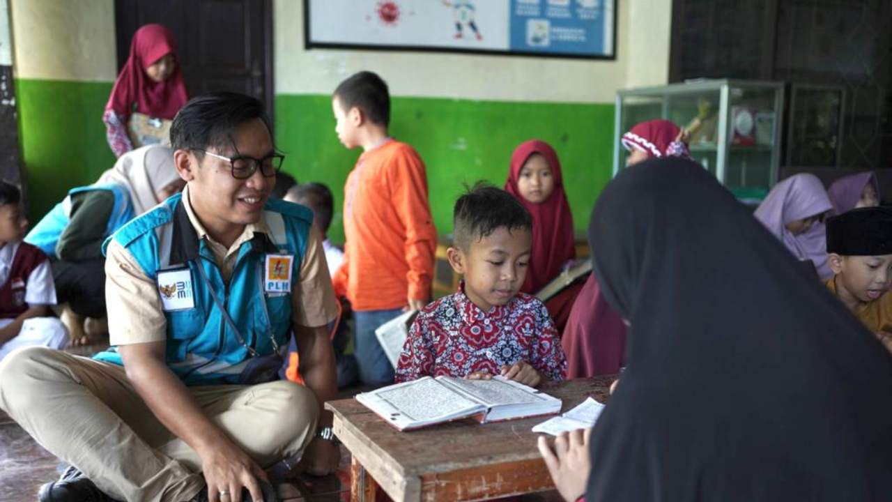 Bantu Cerdaskan Bangsa: PLN Salurkan Bantuan Komputer & Printer ke Sejumlah Pondok Pesantren di Sulsel