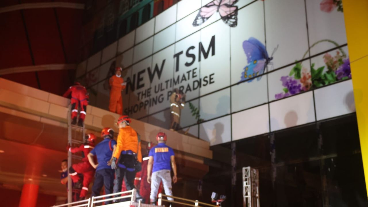 Kurang Dari 10 Menit Tim BPBD-Damkar-Dinas Kesehatan Tiba di Lokasi Kebakaran TSM Makassar