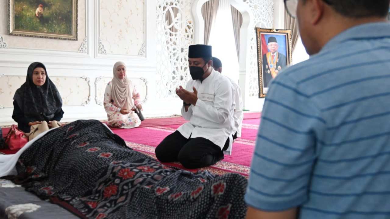 Gubernur Andi Sudirman Melayat dan Sampaikan Belasungkawa Berpulangnya Rapsel Ali 2 Gubernur Andi Sudirman Melayat dan Sampaikan Belasungkawa Berpulangnya Rapsel Ali