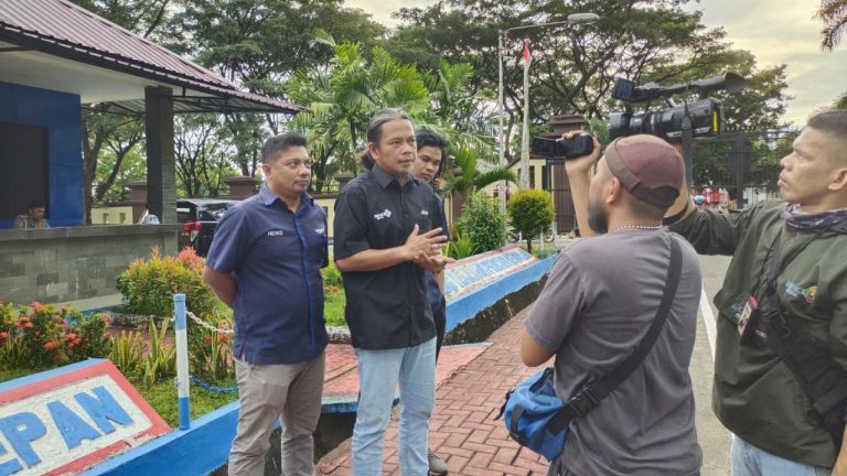 Jurnalis Korban kekerasan Polisi di Bulukumba Mengadu di Propam Polda Sulsel 5 Jurnalis Korban kekerasan Polisi di Bulukumba Mengadu di Propam Polda Sulsel