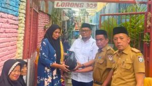 Distaru Makassar Serahkan 50 Paket Sembako di Longwis Kelurahan Mattoanging