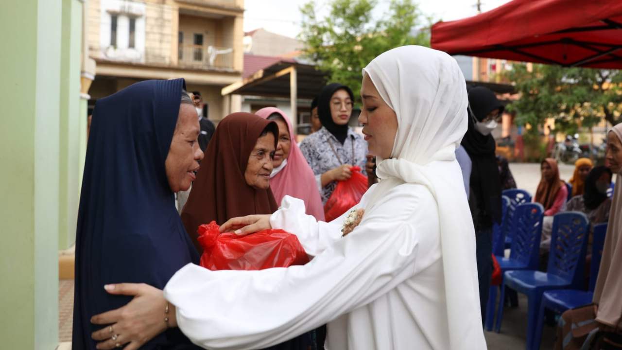 Fatmawati Rusdi Serahkan Dana Hibah Pemkot Makassar ke Masjid Khaerullah Tamalanrea 2 Fatmawati Rusdi Serahkan Dana Hibah Pemkot Makassar ke Masjid Khaerullah Tamalanrea