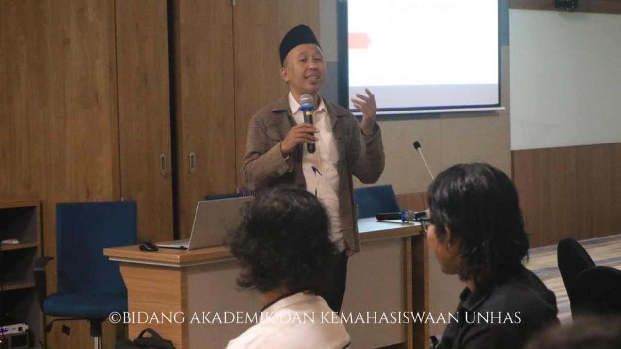 Beri Kuliah Umum di Unhas, Pakar Biotechnology Engineering Prof Maizirwan Bahas Pentingnya Energi Baru Terbarukan