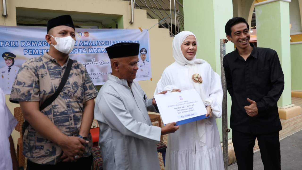 Fatmawati Rusdi Serahkan Dana Hibah Pemkot Makassar ke Masjid Khaerullah Tamalanrea