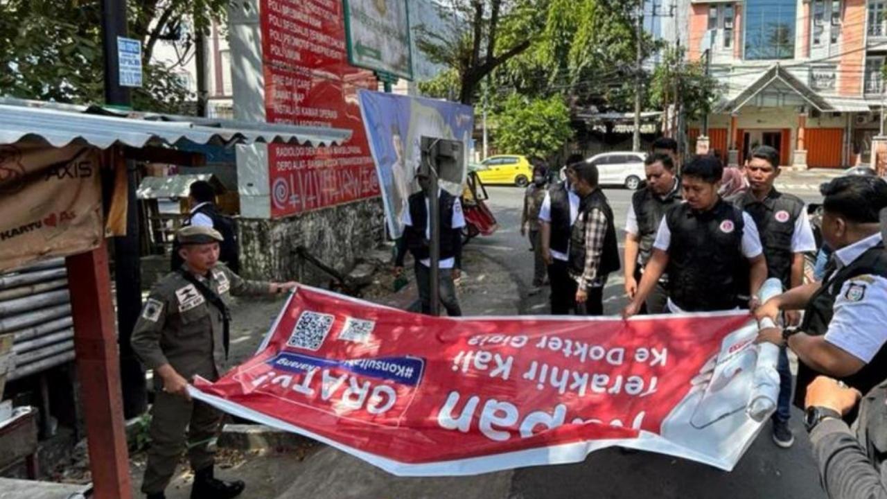 Hari Pertama Kerja Pasca Lebaran, Bapenda Makassar Tertibkan Reklame di Ruas Jalan Protokol 3 Hari Pertama Kerja Pasca Lebaran, Bapenda Makassar Tertibkan Reklame di Ruas Jalan Protokol