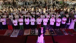 Ribuan Warga Padati Anjungan Pantai Losari Demi Ikuti Salat Subuh Berjamaah Pemkot Makassar