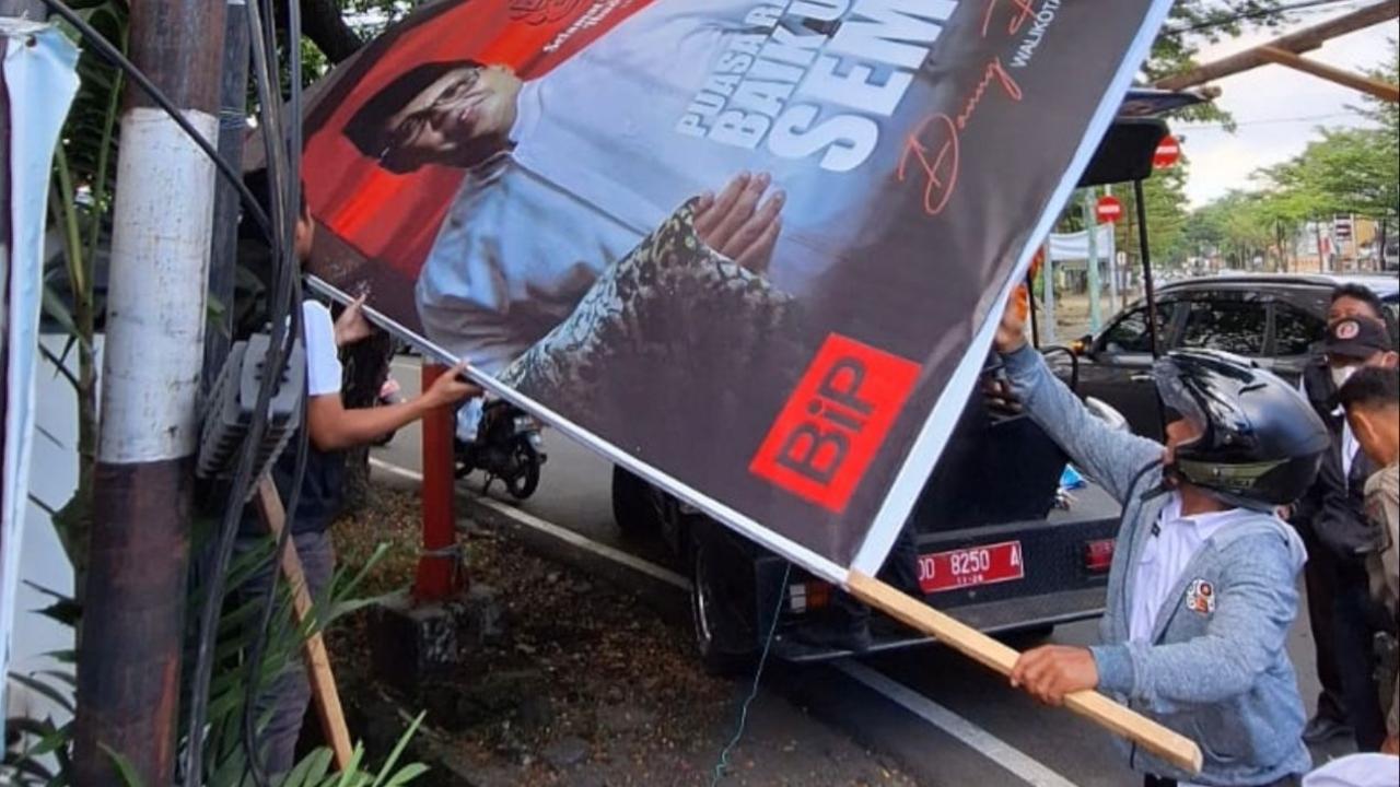 Hari Pertama Kerja Pasca Lebaran, Bapenda Makassar Tertibkan Reklame di Ruas Jalan Protokol
