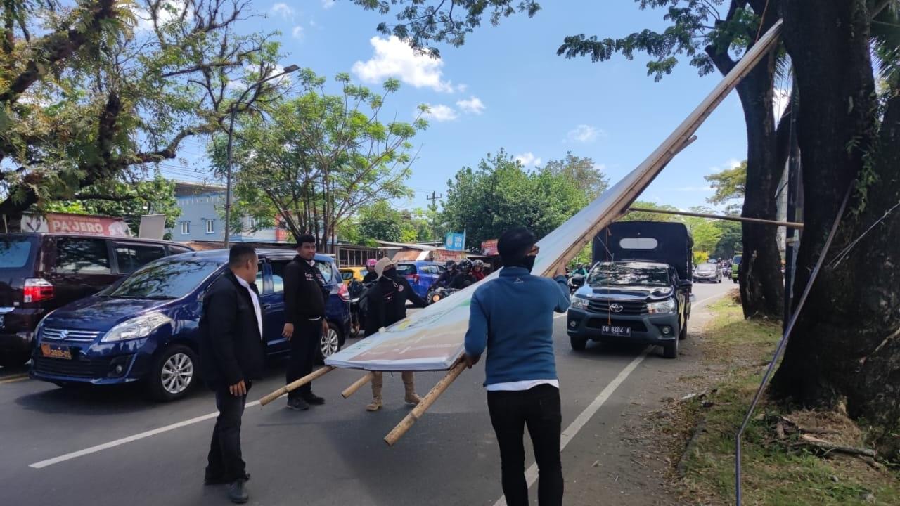 Hari Pertama Kerja Pasca Lebaran, Bapenda Makassar Tertibkan Reklame di Ruas Jalan Protokol 2 Hari Pertama Kerja Pasca Lebaran, Bapenda Makassar Tertibkan Reklame di Ruas Jalan Protokol