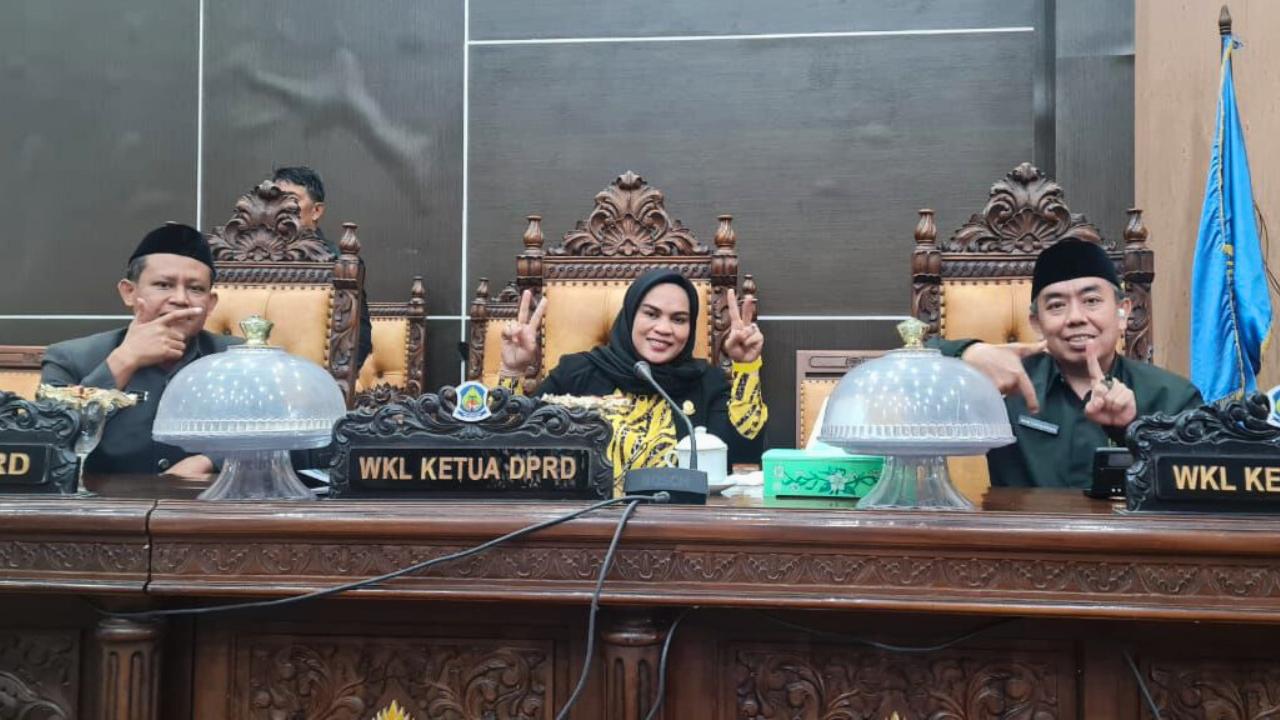 Rapat Paripurna DPRD Jeneponto Sahkan Dua Ranperda, Ini yang Disampaikan Iksan 3 Rapat Paripurna DPRD Jeneponto Sahkan Dua Ranperda, Ini yang Disampaikan Iksan