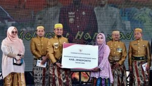 Pemberdayaan Ekonomi Kerakyatan, Gubernur Andi Sudirman Berikan Booth Semi Kontainer untuk UMKM di Jeneponto
