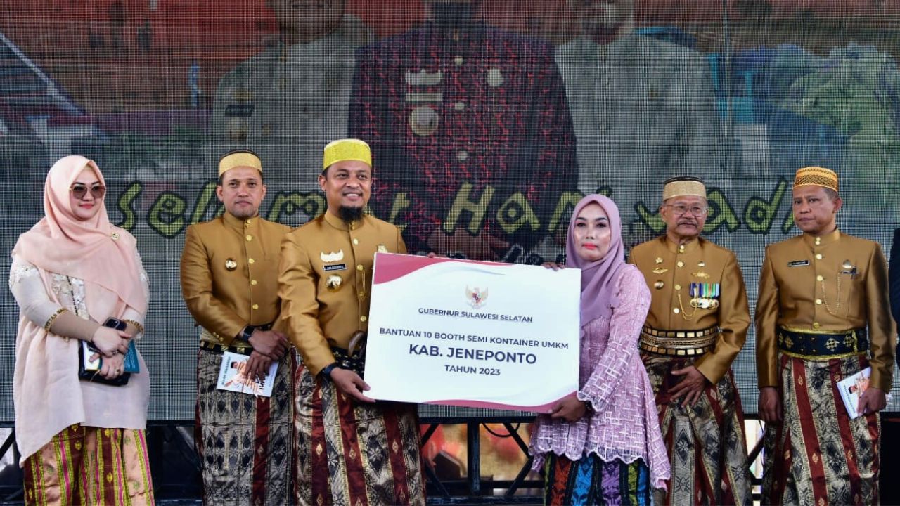 Pemberdayaan Ekonomi Kerakyatan, Gubernur Andi Sudirman Berikan Booth Semi Kontainer untuk UMKM di Jeneponto
