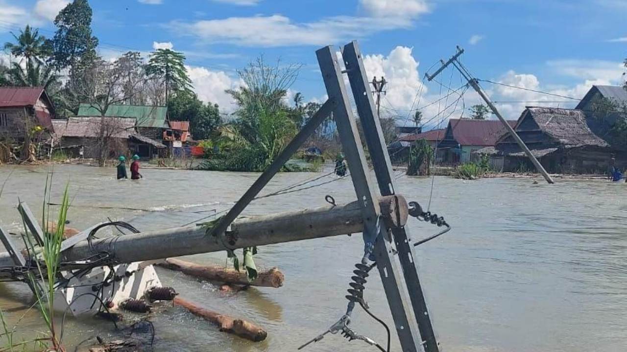 Di Tengah Banjir, Begini Perjuangan Petugas PLN Pulihkan Pasokan Listrik di Dusun Towara & Dusun Rakki-rakki 2 Di Tengah Banjir, Begini Perjuangan Petugas PLN Pulihkan Pasokan Listrik di Dusun Towara & Dusun Rakki-rakki