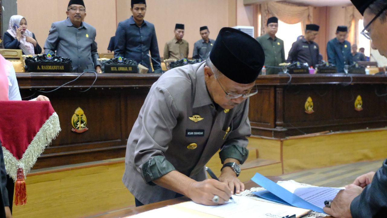 Rapat Paripurna DPRD Jeneponto Sahkan Dua Ranperda, Ini yang Disampaikan Iksan 2 Rapat Paripurna DPRD Jeneponto Sahkan Dua Ranperda, Ini yang Disampaikan Iksan