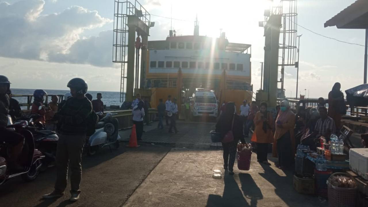 KMP Bontoharu Angkut Calon Jamaah Haji Kloter 2 Selayar