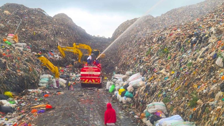 Kerjasama INLA, DLH Menyemprotkan Eco-Enzyme Upaya Kurangi Bau Menyengat di TPA Antang 6 Kerjasama INLA, DLH Menyemprotkan Eco-Enzyme Upaya Kurangi Bau Menyengat di TPA Antang