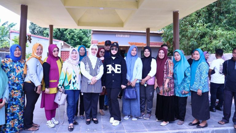 Indira Yusuf Ismail & Fatmawati Rusdi Tinjau Longwis Kyoto dan Inkubator UKM Makassar 8 Indira Yusuf Ismail & Fatmawati Rusdi Tinjau Longwis Kyoto dan Inkubator UKM Makassar