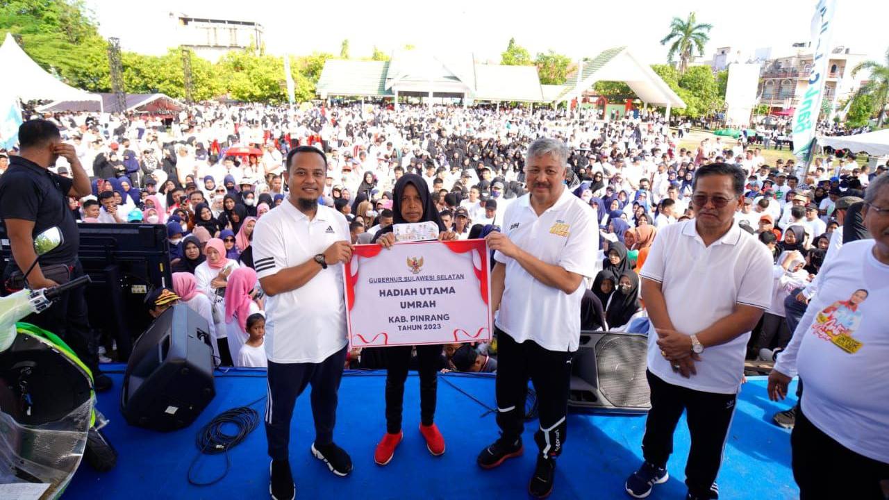 Gubernur Andi Sudirman Jalan Anti Mager Bersama 30 Ribu Masyarakat di Pinrang 2 Gubernur Andi Sudirman Jalan Anti Mager Bersama 30 Ribu Masyarakat di Pinrang