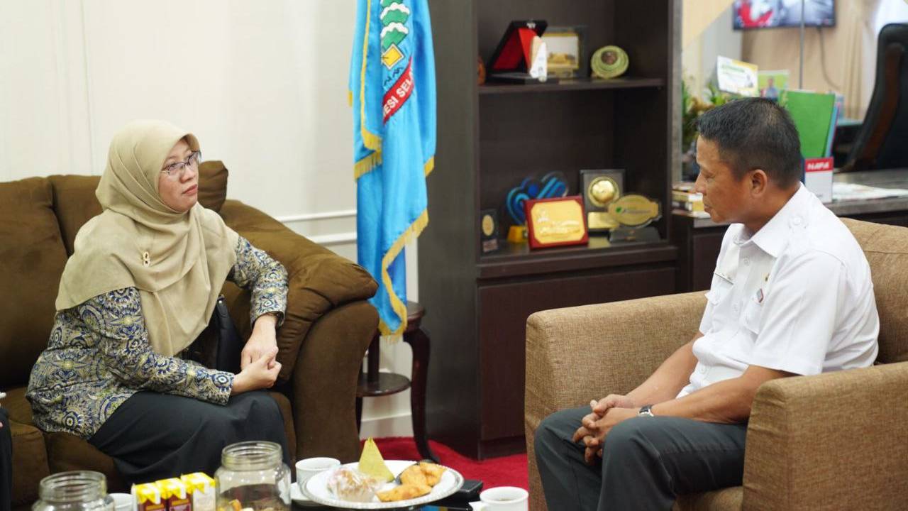 Bahas UHC, Pj Sekda Andi Darmawan Terima Silaturahmi Pejabat Baru BPJS Kesehatan Wil. IX 2 Bahas UHC, Pj Sekda Andi Darmawan Terima Silaturahmi Pejabat Baru BPJS Kesehatan Wil. IX
