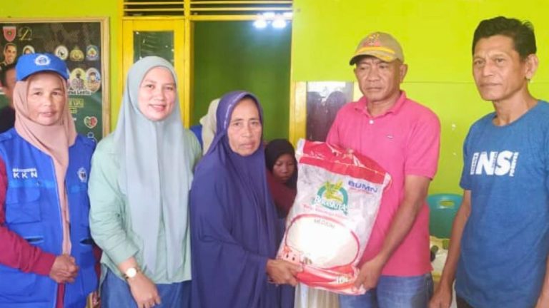 Pemerintah Desa Lentu Salurkan Bantuan Pangan Beras Bulog 10 Kg