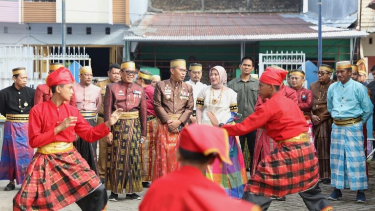 Berpakaian Adat di Hardiknas Kota Makassar, Walikota Canangkan Gasing