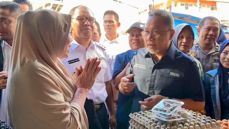 Zulkifli Hasan & Danny Pomanto Pantau Harga Pangan di Pasar Terong, Mendag: Terlalu Murah 7 Zulkifli Hasan-Danny Pomanto Pantau Harga Pangan di Pasar Terong, Mendag: Terlalu Murah