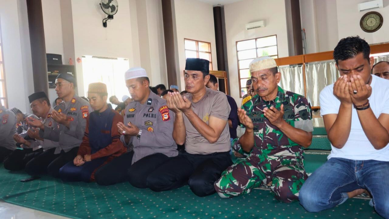 Sinergitas TNI-Polri di Jeneponto Tetap Terjalin, Dandim 1425 Jadi Imam Shalat Berjamaah 2 Sinergitas TNI-Polri di Jeneponto Tetap Terjalin, Dandim 1425 Jadi Imam Shalat Berjamaah